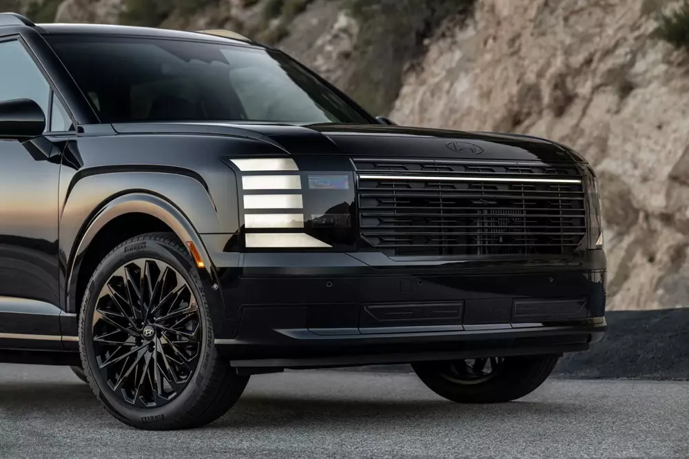 Hyundai Palisade Hybrid Calligraphy Black Ink Edition 2027 sở hữu nhiều chi tiết ngoại thất màu đen Hyundai Palisade Hybrid Calligraphy Black Ink Edition 2027 sở hữu nhiều chi tiết ngoại thất màu đen