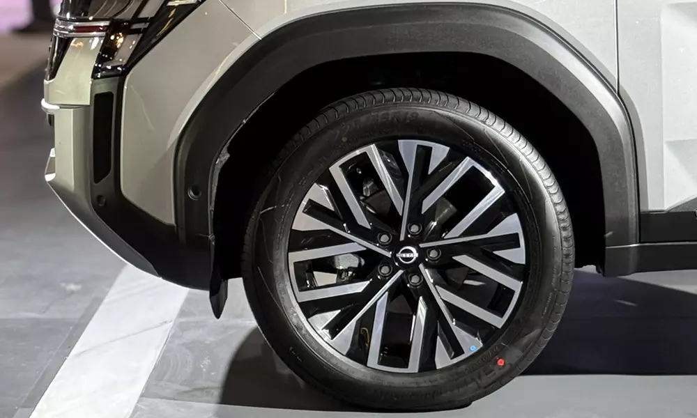 Bộ mâm hợp kim đa chấu phối 2 màu của Nissan Tekton Bộ mâm hợp kim đa chấu phối 2 màu của Nissan Tekton