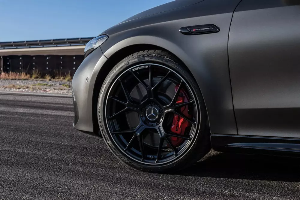 Bộ mâm thể thao của Mercedes-AMG CLA45 2027 đi kèm cùm phanh màu đỏ Bộ mâm thể thao của Mercedes-AMG CLA45 2027 đi kèm cùm phanh màu đỏ