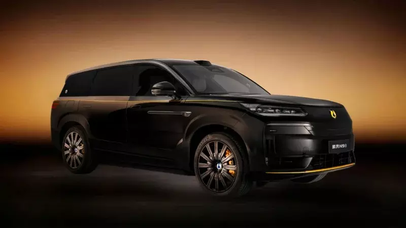 BYD Denza N9 đi kèm gói Dark Gold sở hữu logo trước mạ vàng 24K BYD Denza N9 đi kèm gói Dark Gold sở hữu logo trước mạ vàng 24K