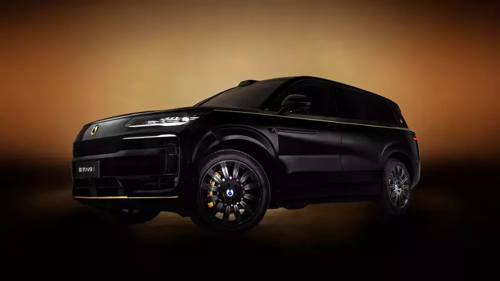 SUV cỡ lớn sạc siêu nhanh BYD Denza N9 ra mắt gói ngoại thất mới với logo mạ vàng thật SUV cỡ lớn sạc siêu nhanh BYD Denza N9 ra mắt gói ngoại thất mới với logo mạ vàng thật