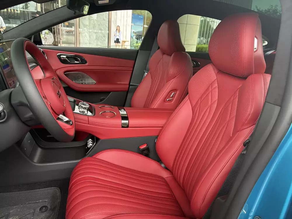 Geely Galaxy TT Ultra được trang bị ghế bọc da màu đỏ Geely Galaxy TT Ultra được trang bị ghế bọc da màu đỏ