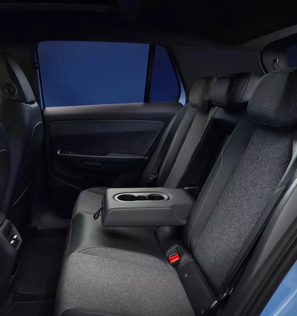 Hàng ghế sau của Volkswagen ID. Cross có bệ tì tay trung tâm tích hợp giá để cốc. Hàng ghế sau của Volkswagen ID. Cross có bệ tì tay trung tâm tích hợp giá để cốc.