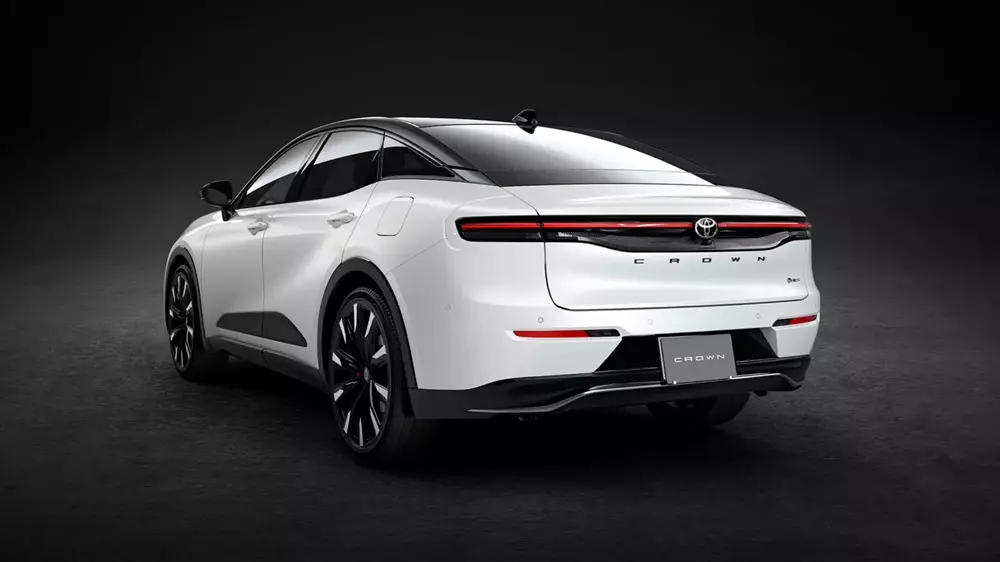 Thiết kế của Toyota Crown Crossover 2027 tạo cảm giác cân đối và liền mạch hơn trước Thiết kế của Toyota Crown Crossover 2027 tạo cảm giác cân đối và liền mạch hơn trước
