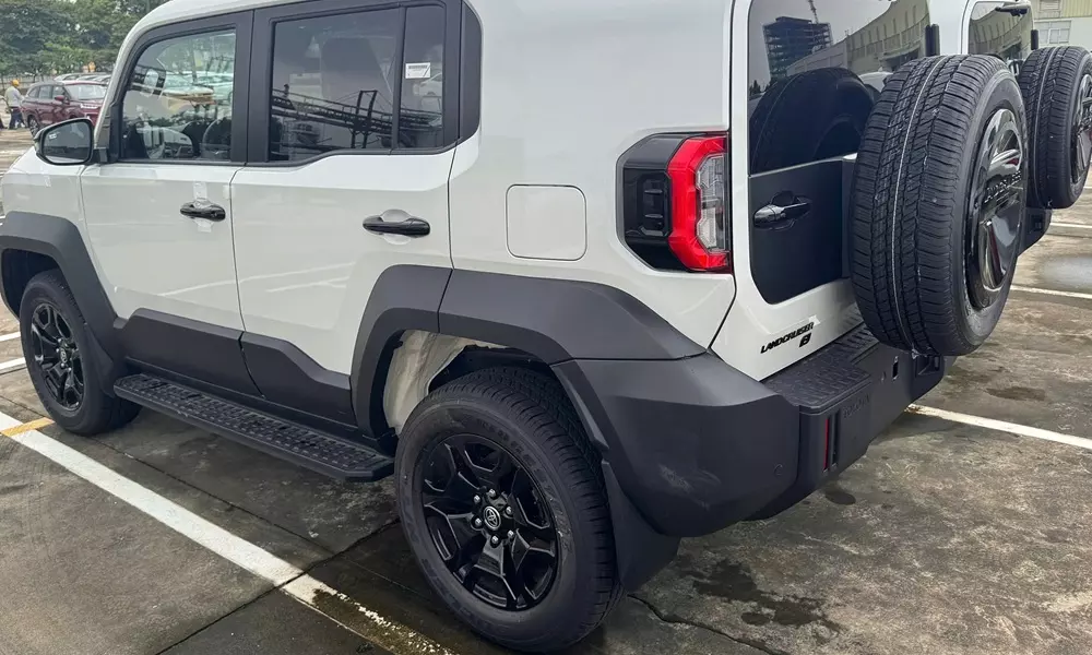 Toyota Land Cruiser FJ sở hữu lốp dự phòng nằm trên cửa cốp sau theo phong cách xe off-road.