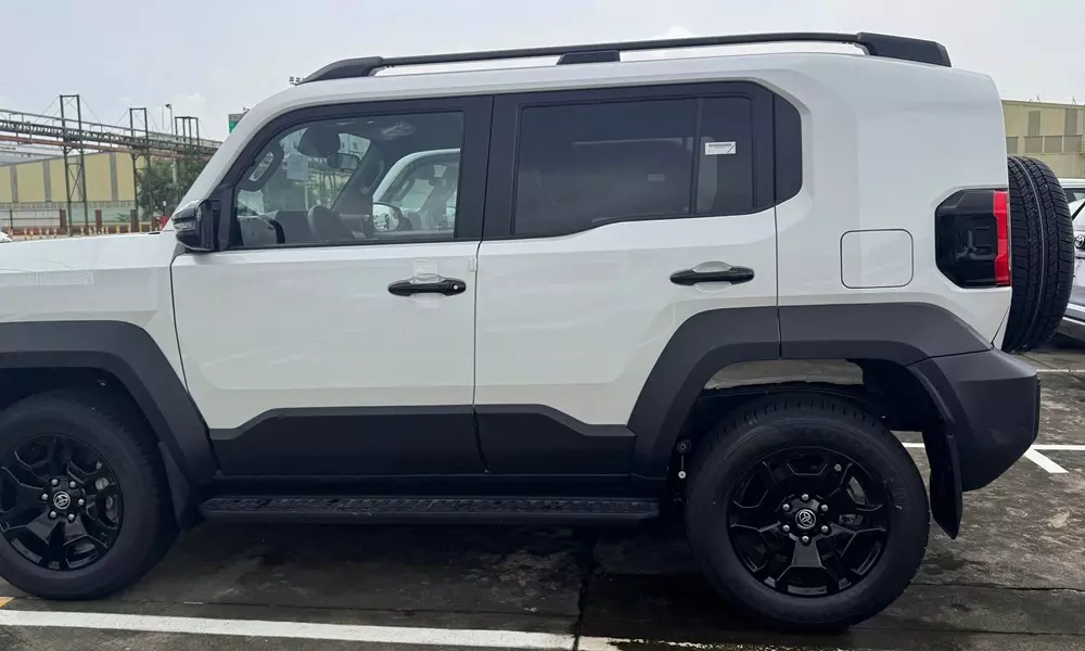 Toyota Land Cruiser FJ sở hữu chiều cao nổi bật.