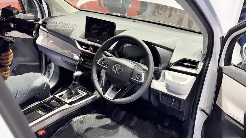 Khoang lái của Toyota Veloz Hybrid. Khoang lái của Toyota Veloz Hybrid.