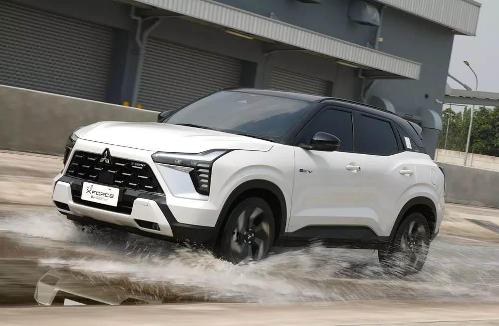 Mitsubishi Xforce HEV có khoảng sáng gầm thấp hơn bản máy xăng Mitsubishi Xforce HEV có khoảng sáng gầm thấp hơn bản máy xăng