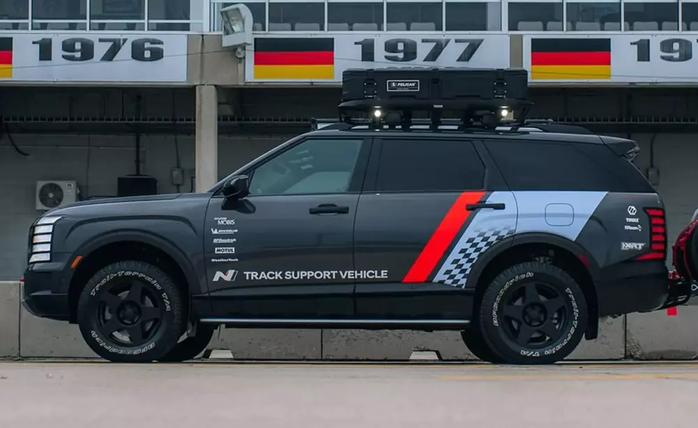 Chiếc Hyundai Palisade này được sơn màu xám với những điểm nhấn màu cam đỏ Chiếc Hyundai Palisade này được sơn màu xám với những điểm nhấn màu cam đỏ