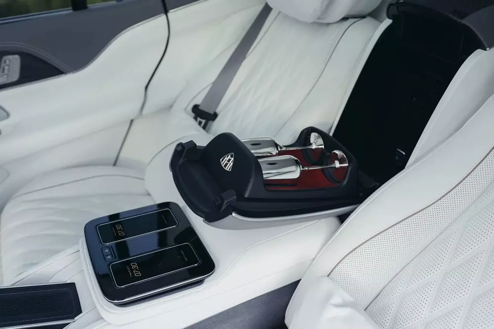 2 ly champagne được cất ở giữa 2 ghế sau của Mercedes-Maybach GLS 680 2027 2 ly champagne được cất ở giữa 2 ghế sau của Mercedes-Maybach GLS 680 2027