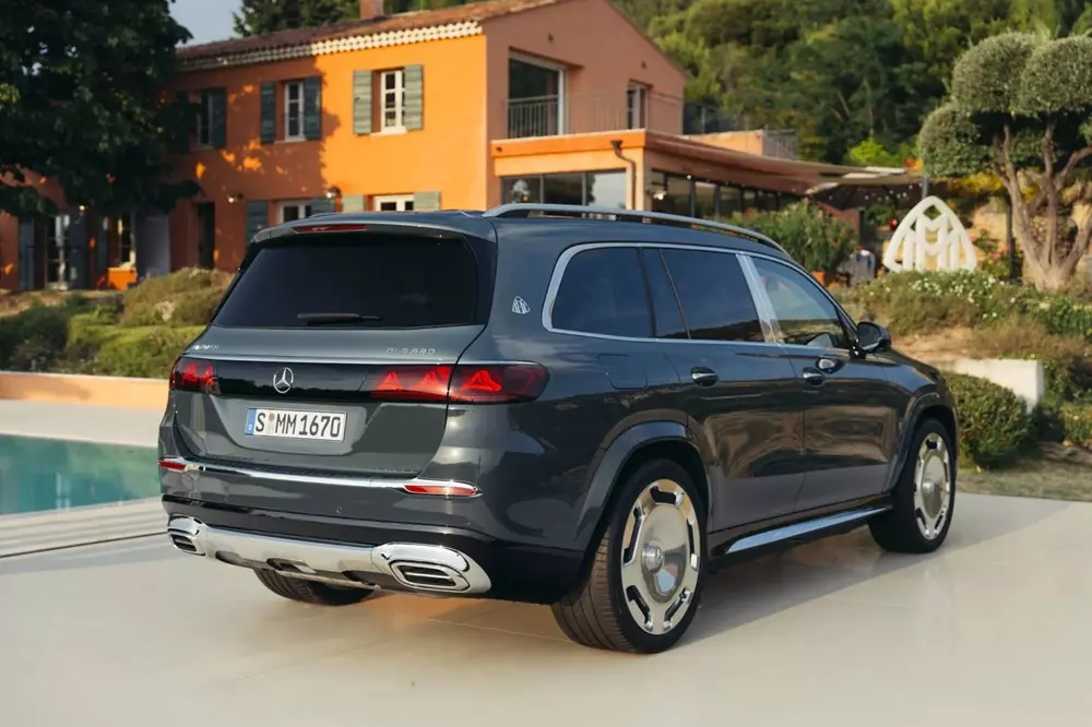 Khu vực phía sau của Mercedes-Maybach GLS 680 2027 cũng được làm mới Khu vực phía sau của Mercedes-Maybach GLS 680 2027 cũng được làm mới