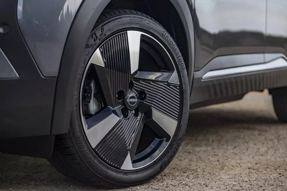 Cùm phanh màu bạc của Nissan Cùm phanh màu bạc của Nissan