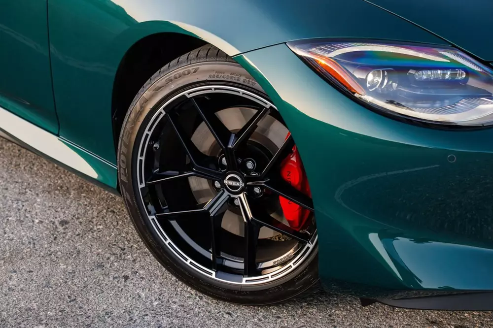 Cùm phanh màu đỏ của Nissan Cùm phanh màu đỏ của Nissan