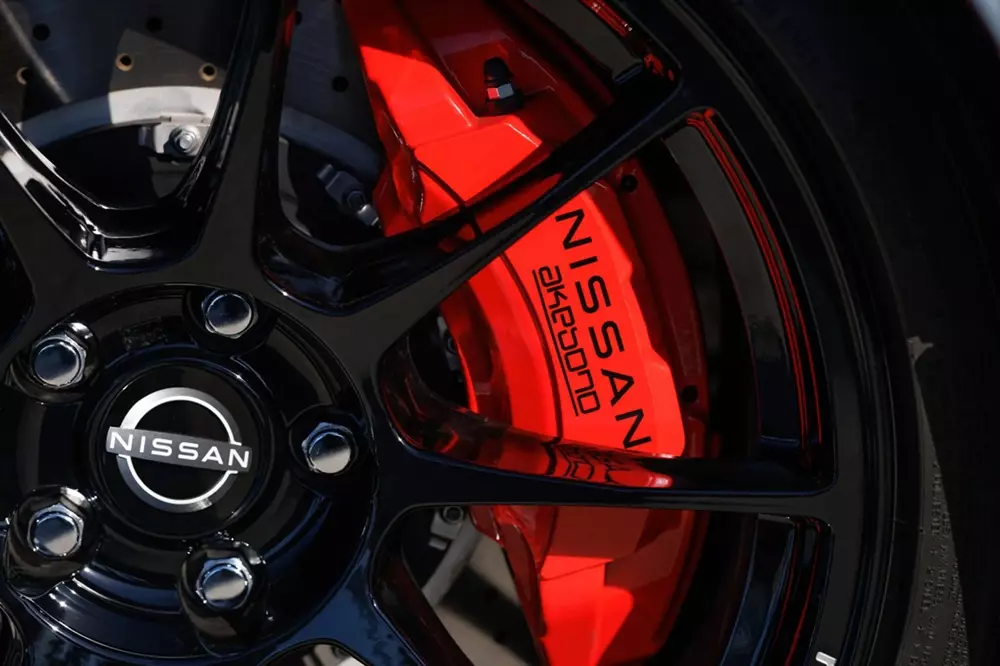 Cùm phanh màu đỏ tươi của Nissan Cùm phanh màu đỏ tươi của Nissan