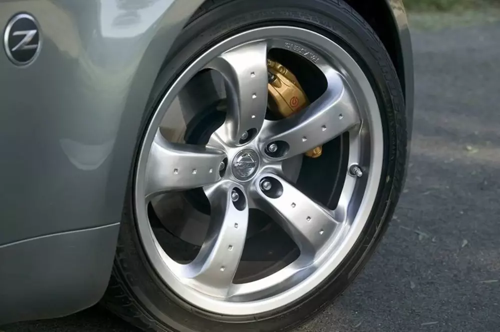 Cùm phanh màu vàng đồng của Nissan Cùm phanh màu vàng đồng của Nissan