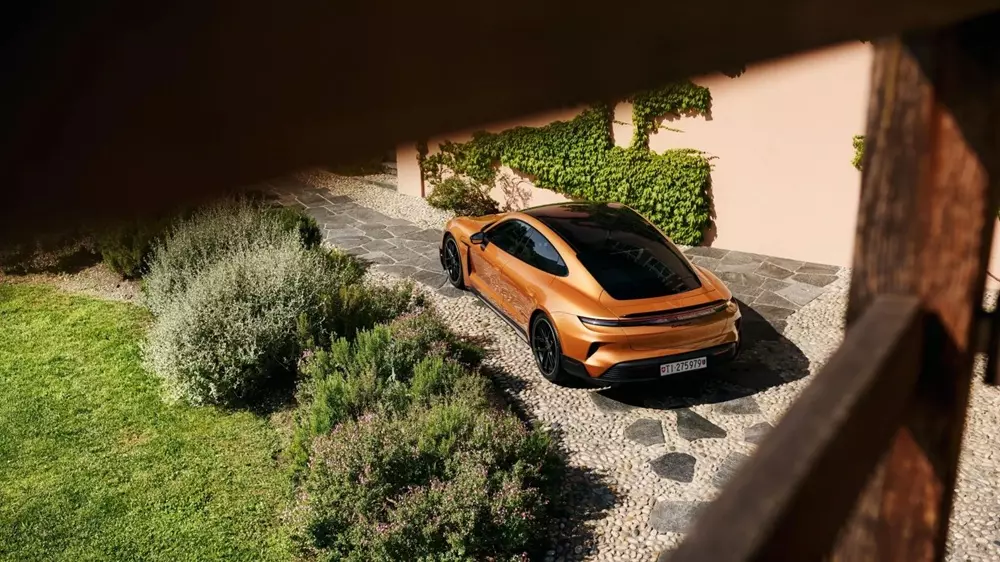 Chiếc Porsche Taycan này còn có nhiều chi tiết ngoại thất màu đen bóng Chiếc Porsche Taycan này còn có nhiều chi tiết ngoại thất màu đen bóng