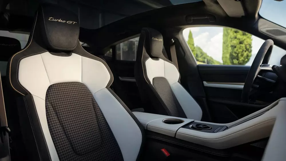 Ghế của chiếc Porsche Taycan được bọc bằng 3 chất liệu khác nhau Ghế của chiếc Porsche Taycan được bọc bằng 3 chất liệu khác nhau
