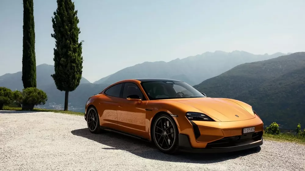 Chiếc Porsche Taycan được sơn màu vàng kim cổ điển Chiếc Porsche Taycan được sơn màu vàng kim cổ điển