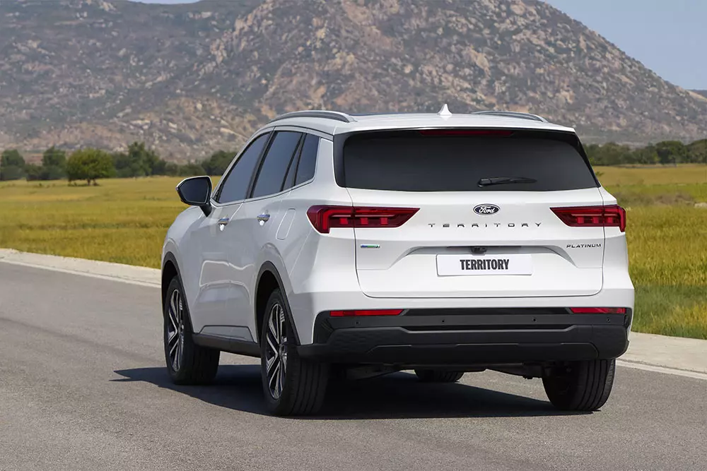 Ford Territory Platinum có logo mới trên cửa cốp sau Ford Territory Platinum có logo mới trên cửa cốp sau