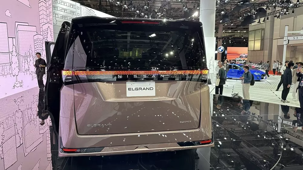 Đèn hậu của Nissan Elgrand 2027 có đồ họa tương đồng với lưới tản nhiệt