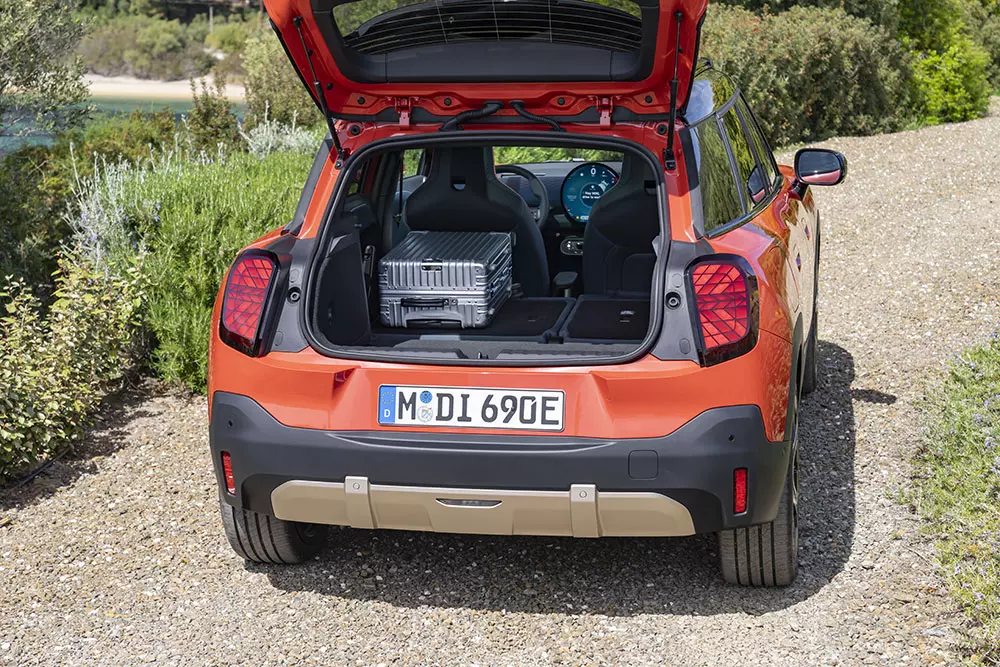 MINI Aceman được trang bị hàng ghế sau gập 60:40 MINI Aceman được trang bị hàng ghế sau gập 60:40