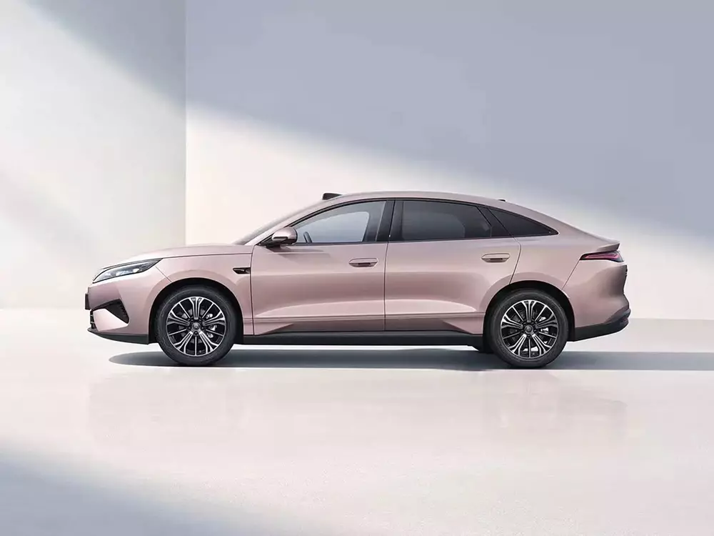 BYD Qin Max có kích thước ngang Toyota Camry BYD Qin Max có kích thước ngang Toyota Camry