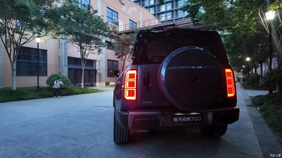 Geely Galaxy Cruiser 700 được trang bị lốp dự phòng phía sau Geely Galaxy Cruiser 700 được trang bị lốp dự phòng phía sau
