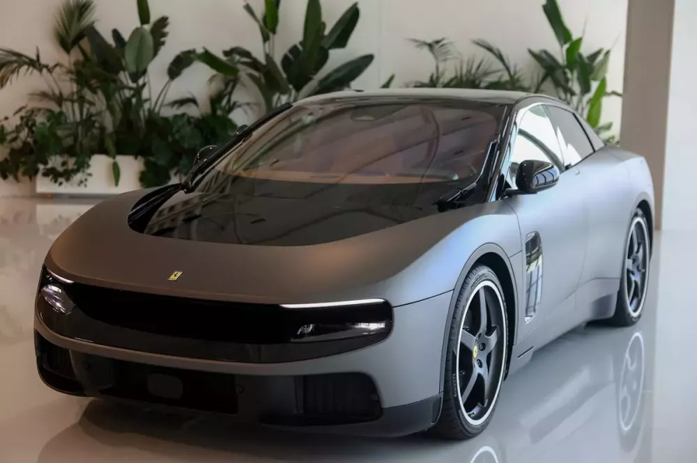 Ferrari Luce cháy hàng trước khi làn sóng chỉ trích kịp lắng xuống Ferrari Luce cháy hàng trước khi làn sóng chỉ trích kịp lắng xuống