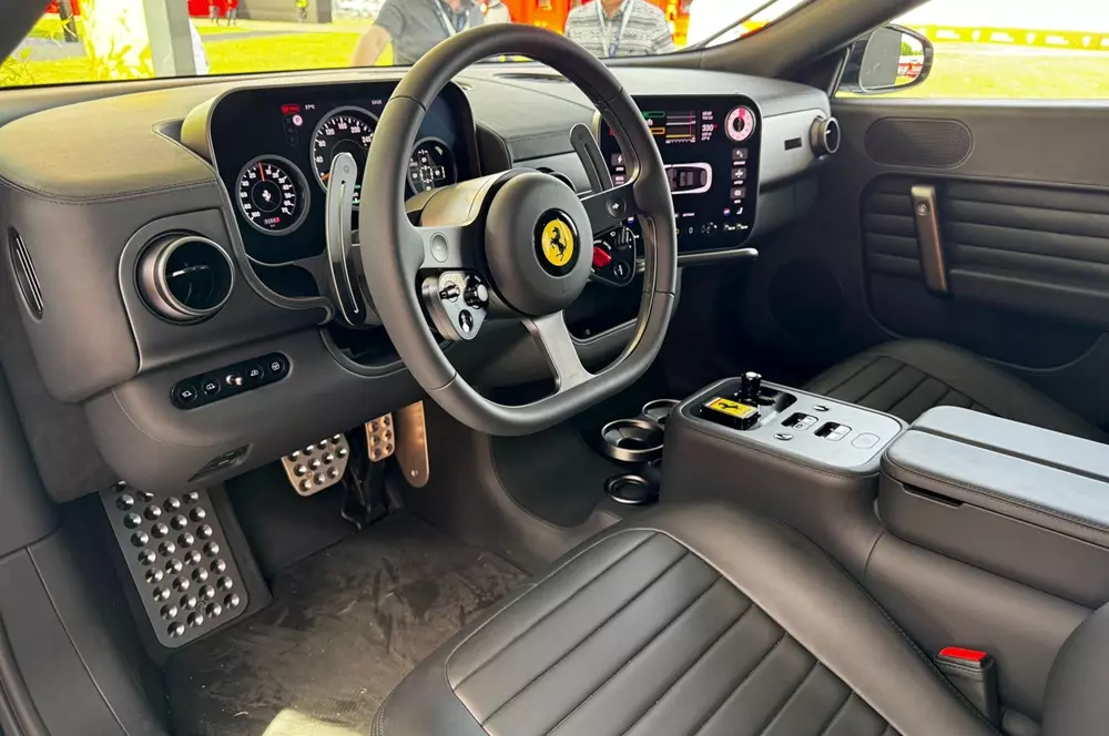 Trái với ngoại thất, nội thất của Ferrari Luce lại được đánh giá cao về mặt thiết kế Trái với ngoại thất, nội thất của Ferrari Luce lại được đánh giá cao về mặt thiết kế