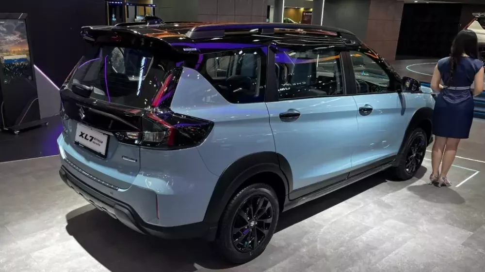 Suzuki XL7 2026 được trang bị cụm đèn hậu màu tối mới Suzuki XL7 2026 được trang bị cụm đèn hậu màu tối mới