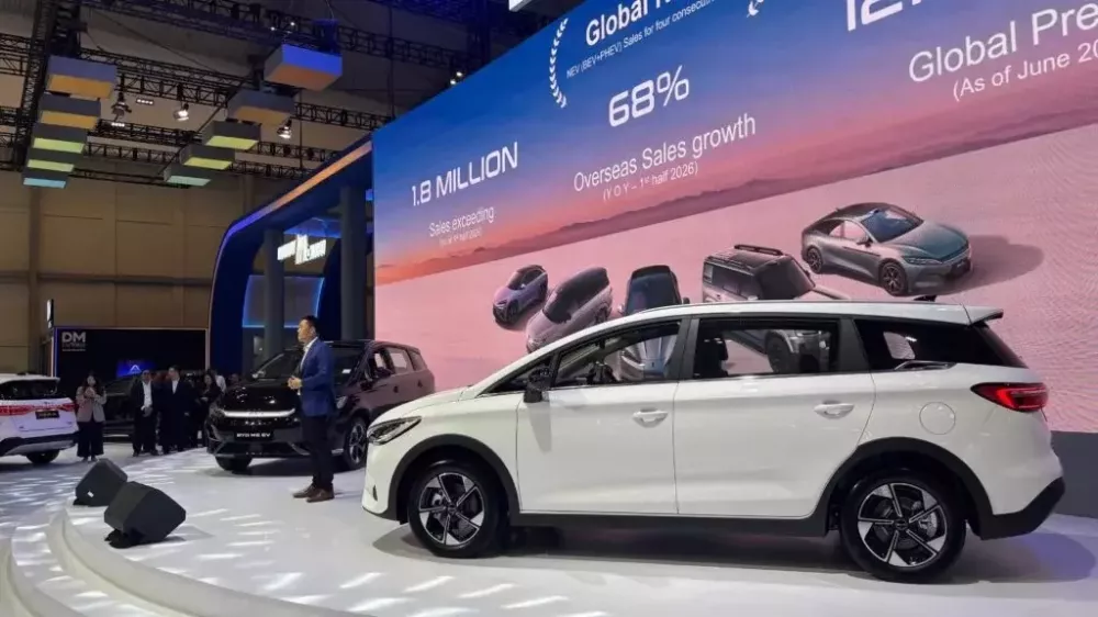 BYD M6 DM bản Cross có thiết kế mang phong cách SUV BYD M6 DM bản Cross có thiết kế mang phong cách SUV