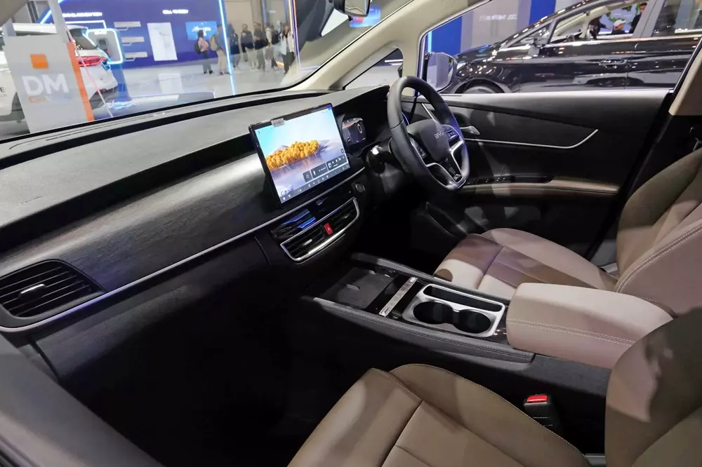 Màn hình thông tin giải trí của BYD M6 DM không còn xoay 90 độ như trước Màn hình thông tin giải trí của BYD M6 DM không còn xoay 90 độ như trước