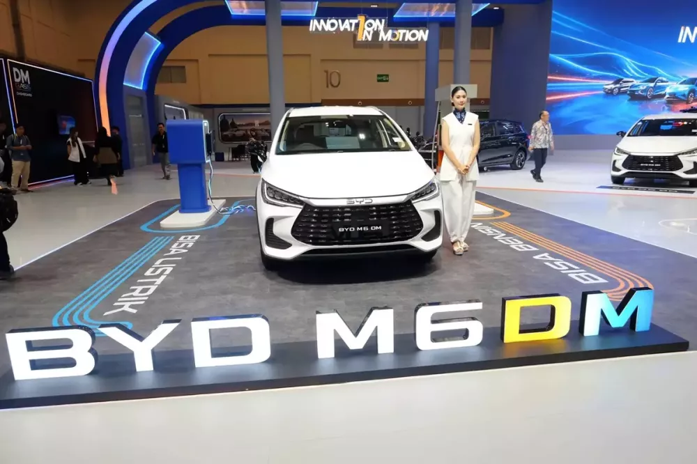 Cận cảnh BYD M6 phiên bản hybrid sạc điện mới Cận cảnh BYD M6 phiên bản hybrid sạc điện mới