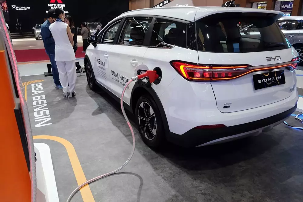 BYD M6 DM có thể chạy 110 km không tốn 1 giọt xăng BYD M6 DM có thể chạy 110 km không tốn 1 giọt xăng