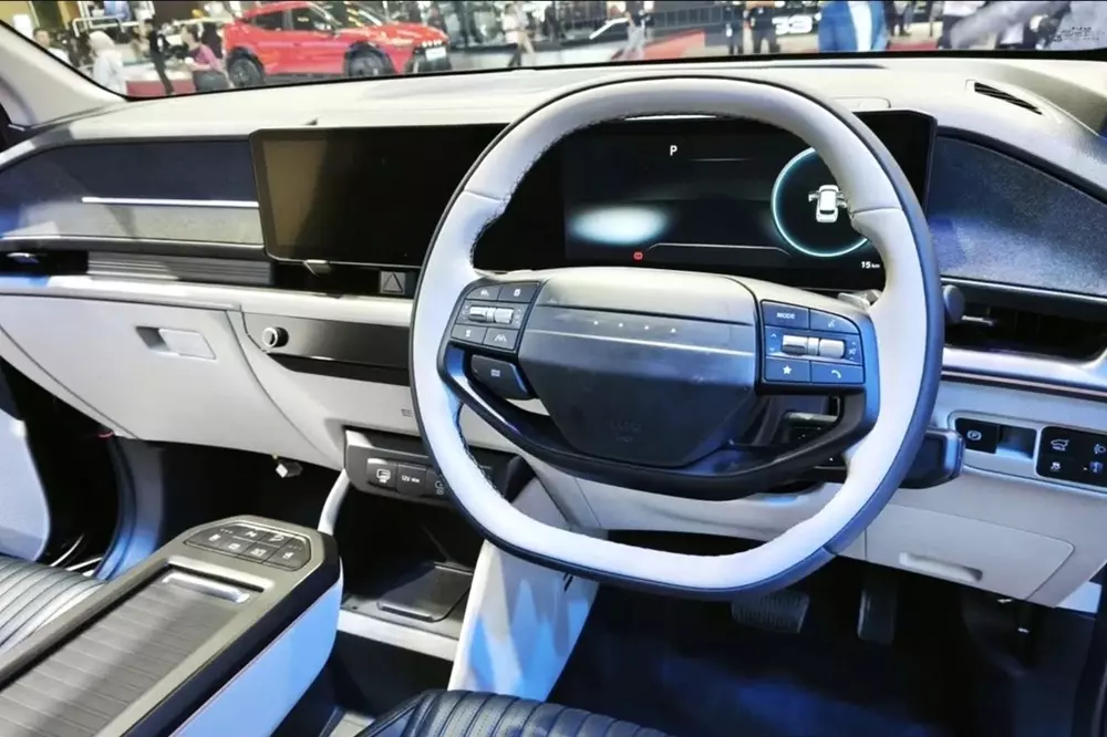 Khoang lái của Hyundai Neira được bê nguyên từ Kia Carens Clavis EV Khoang lái của Hyundai Neira được bê nguyên từ Kia Carens Clavis EV
