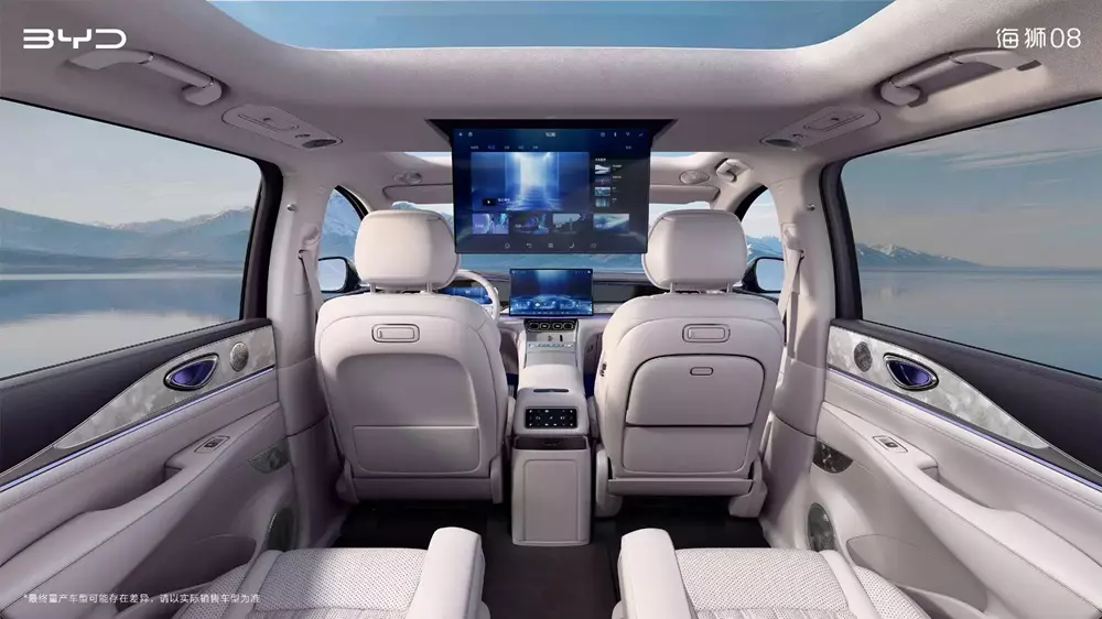 BYD Sealion 08 được trang bị màn hình treo trần để hành khách phía sau giải trí BYD Sealion 08 được trang bị màn hình treo trần để hành khách phía sau giải trí