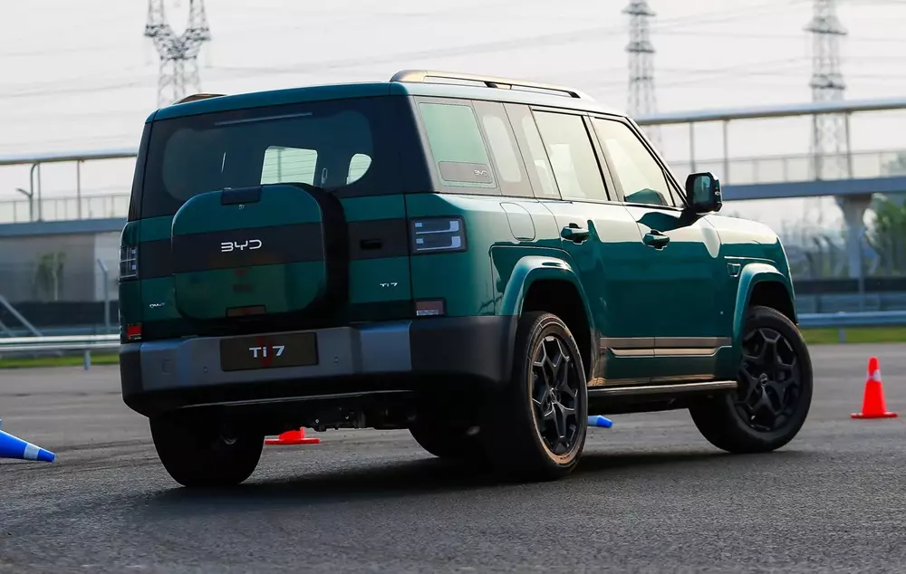 Phía sau BYD Ti 7 có hộp chứa đồ với thiết kế như lốp dự phòng Phía sau BYD Ti 7 có hộp chứa đồ với thiết kế như lốp dự phòng