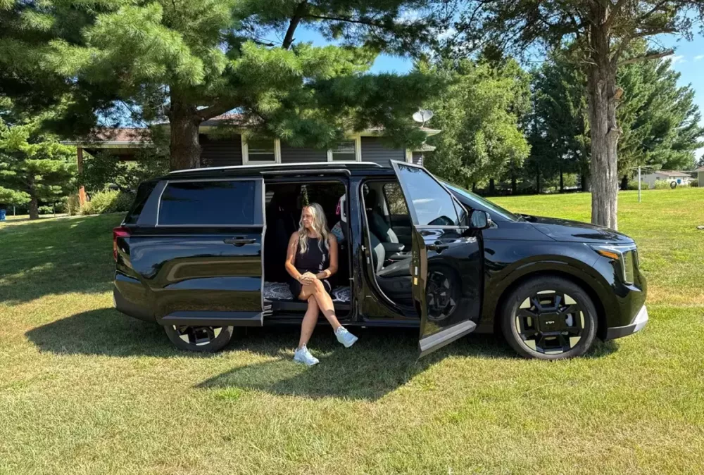 Kelsey Spencer và chiếc Kia Carnival Hybrid 2026 của mình Kelsey Spencer và chiếc Kia Carnival Hybrid 2026 của mình