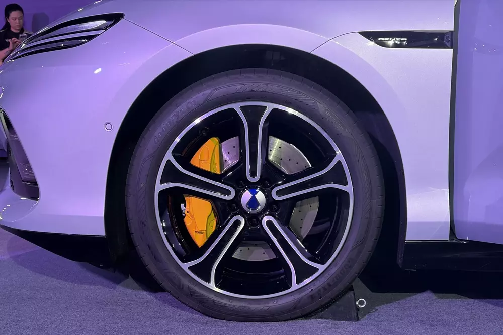 Cận cảnh bộ mâm với thiết kế 5 chấu của BYD Denza Z9S Cận cảnh bộ mâm với thiết kế 5 chấu của BYD Denza Z9S