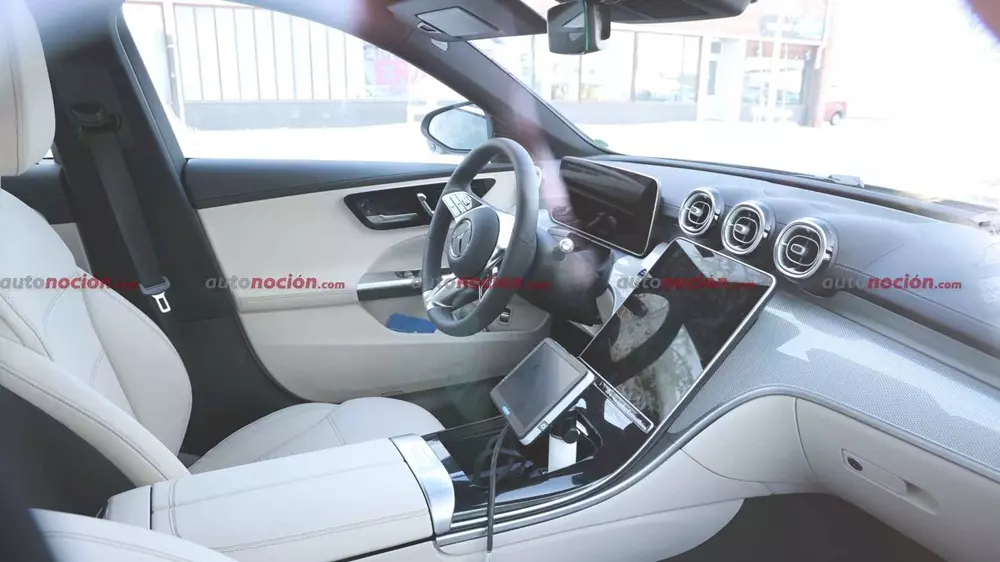 Nội thất của Mercedes-Benz C-Class 2027 chưa chạy theo xu hướng tràn màn hình Nội thất của Mercedes-Benz C-Class 2027 chưa chạy theo xu hướng tràn màn hình