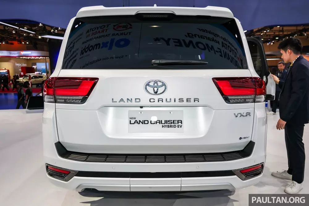 Toyota Land Cruiser Hybrid 2026 phiên bản VX-R nhìn từ phía sau