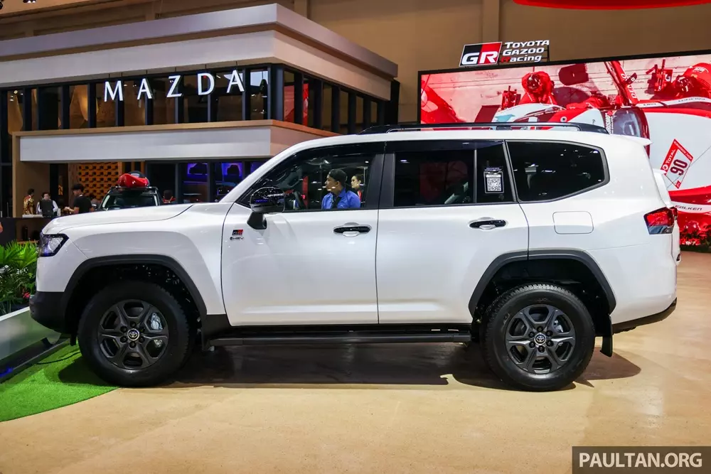 Toyota Land Cruiser Hybrid 2026 phiên bản GR-S dùng mâm màu đen khỏe khoắn hơn