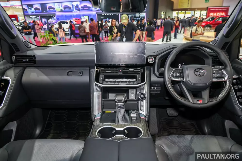 Nội thất của Toyota Land Cruiser Hybrid 2026 phiên bản GR-S có thêm logo riêng