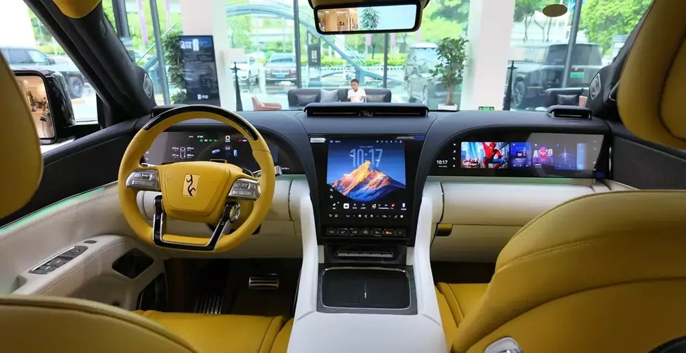 Khoang lái màu vàng của BYD Yangwang U8L 4 chỗ Khoang lái màu vàng của BYD Yangwang U8L 4 chỗ