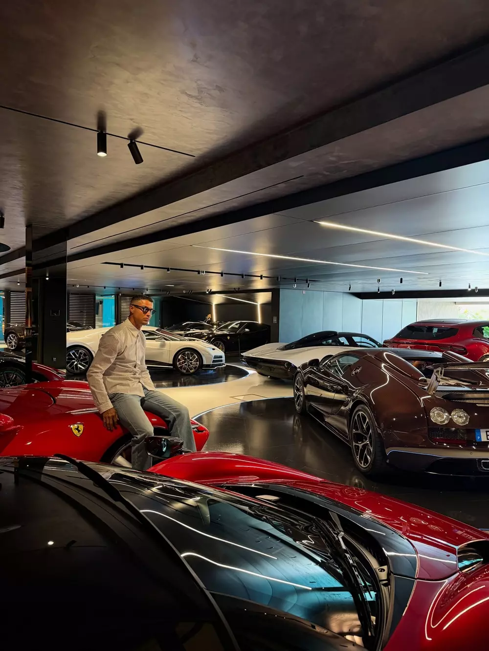 Cristiano Ronaldo khoe bộ sưu tập siêu xe với 3 chiếc Bugatti trong cùng một garage Cristiano Ronaldo khoe bộ sưu tập siêu xe với 3 chiếc Bugatti trong cùng một garage