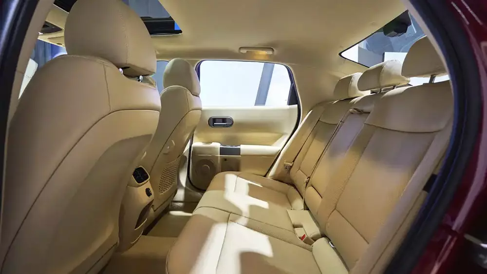 Hàng ghế sau của Hyundai Elantra 2027 khá rộng rãi