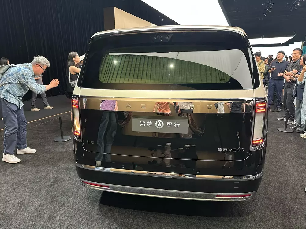 Maextro V800 có giá từ 2,7 tỷ đồng Maextro V800 có giá từ 2,7 tỷ đồng