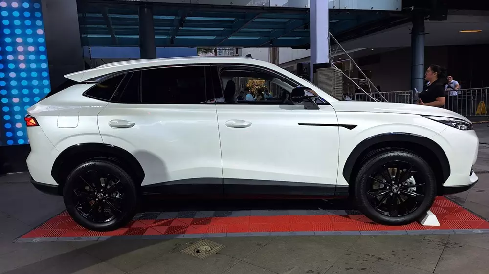 MG HS Hybrid 2027 dùng mâm màu đen bóng MG HS Hybrid 2027 dùng mâm màu đen bóng