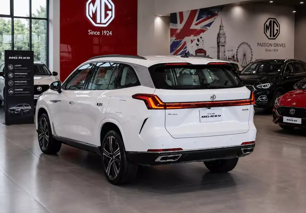 Phía sau MG RX9 là cụm đèn hậu hình chữ U