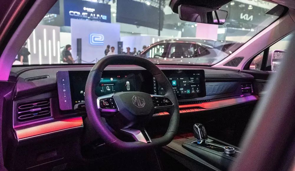 Khoang lái của MG RX9